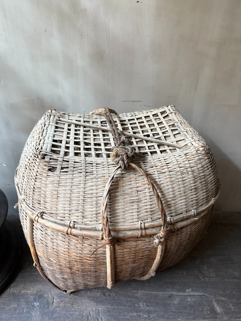 Oude unieke Chinese rieten vissers mand