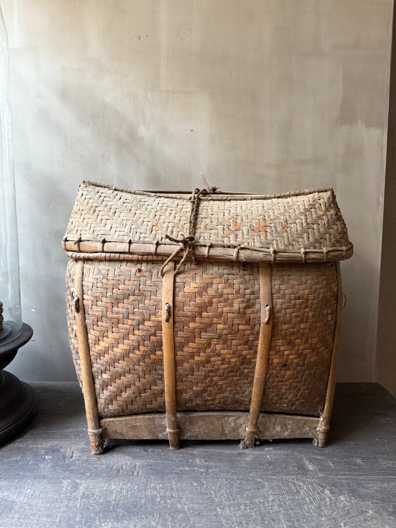 Oude unieke Chinese rieten vissers mand