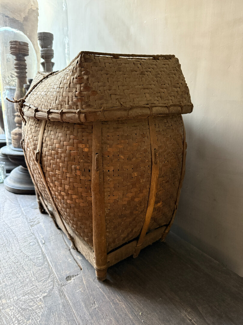 Oude unieke Chinese rieten vissers mand