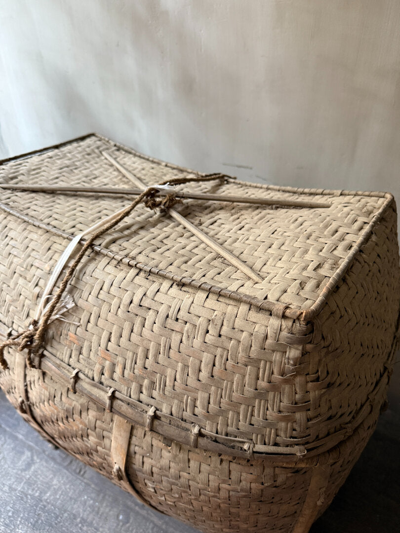 Oude unieke Chinese rieten vissers mand