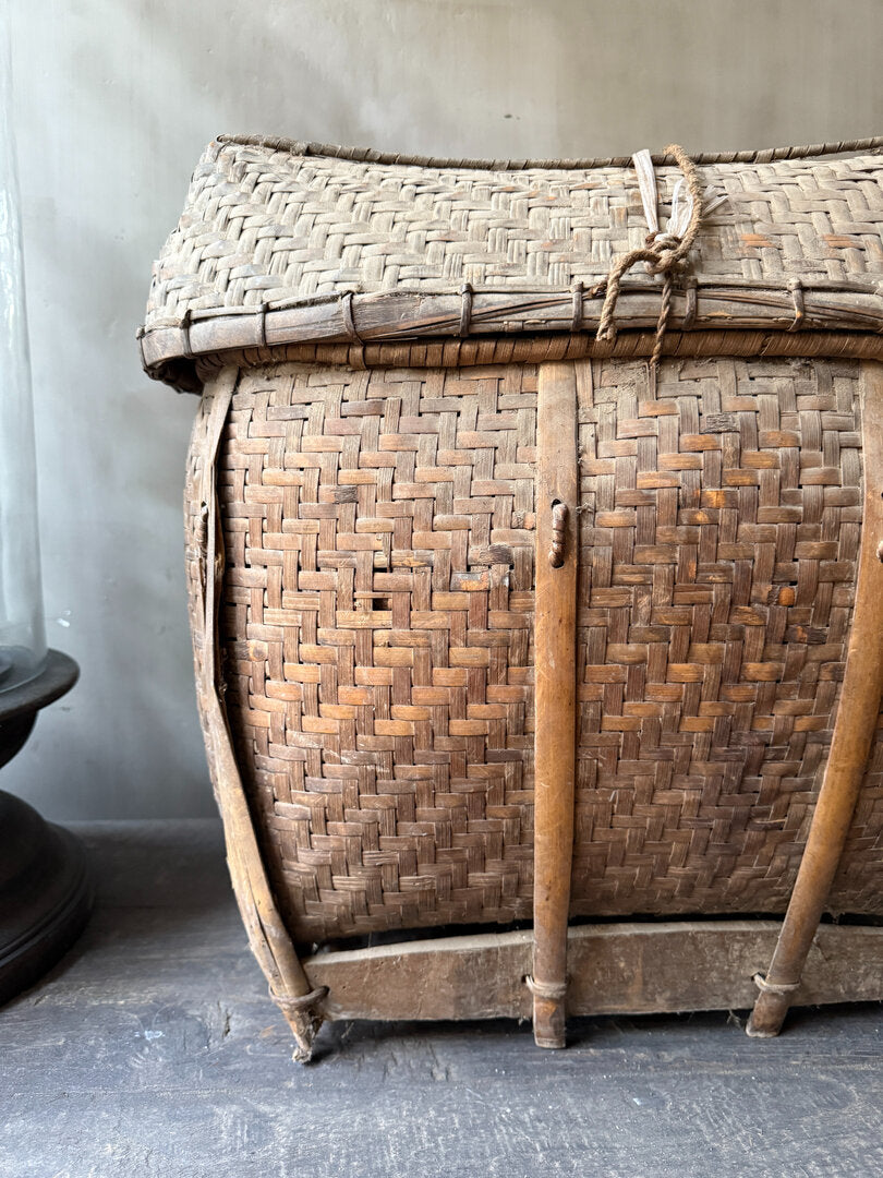 Oude unieke Chinese rieten vissers mand