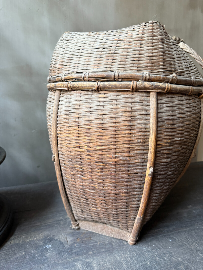 Oude unieke Chinese rieten vissers mand