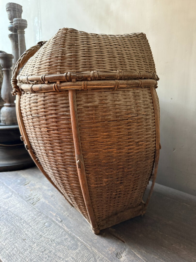 Oude unieke Chinese rieten vissers mand