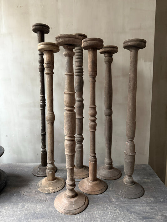 Oude houten vloerkandelaar - My Sober Home