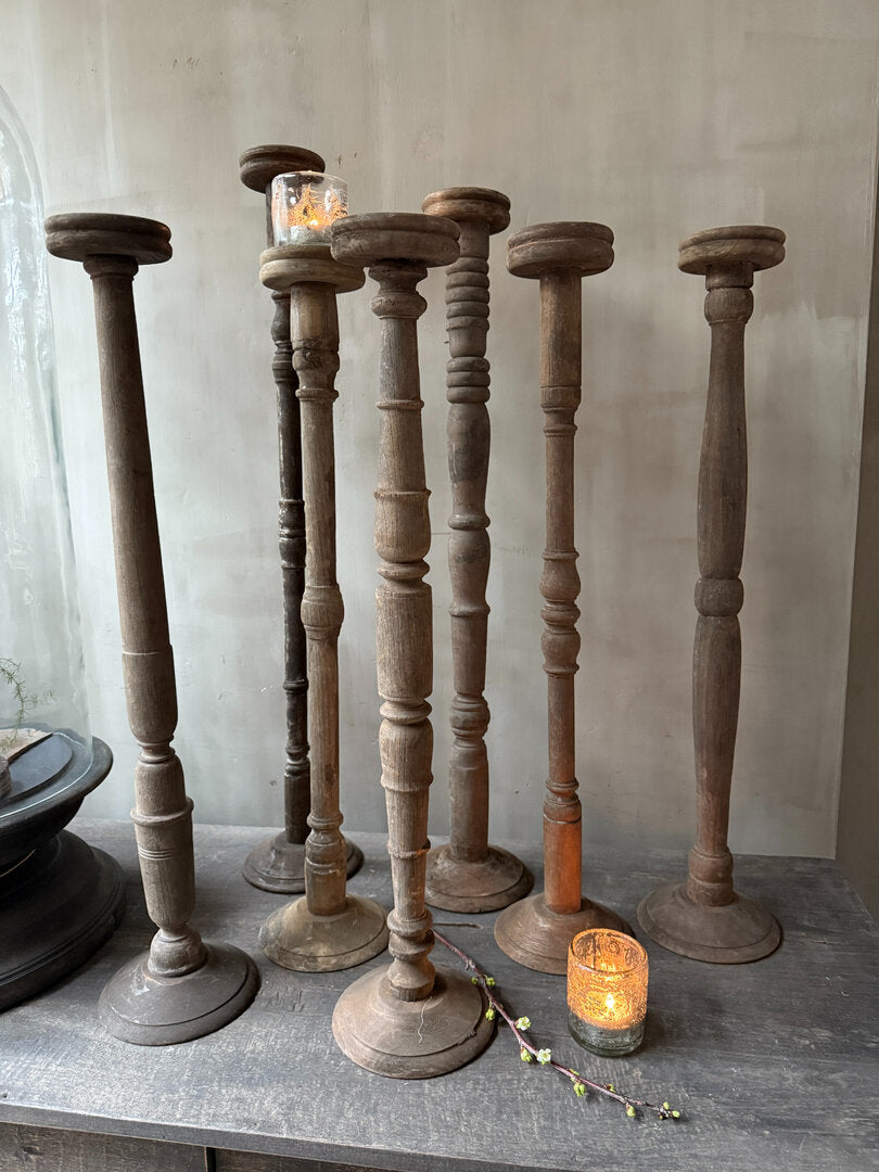 Oude houten vloerkandelaar - My Sober Home